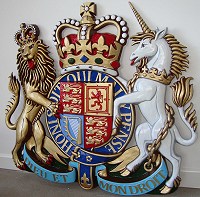 39in royal Reynolds Stone. British royal coat of arms, Reynolds Stone style, 39in/100cm x 34in/86cm, hand painted (standard).